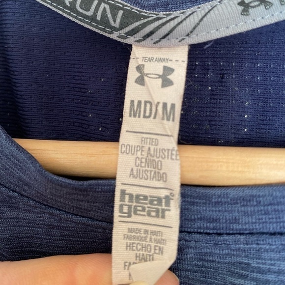 UNDER ARMOUR HEAT GEAR BLUE ATHLETIC RUN SHIRT SIZE MEDIUM - Picture 2 of 3